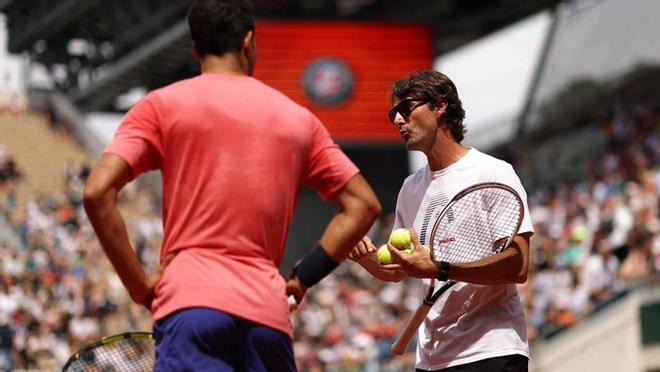 Ferrero, en un entrenamiento con Alcaraz en Roland Garros.