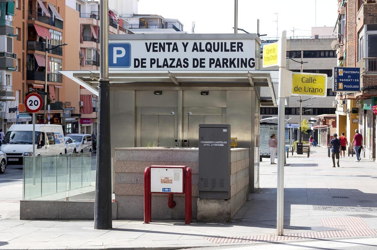 Un parking donde se alquilan plazas de garaje en Benidorm.