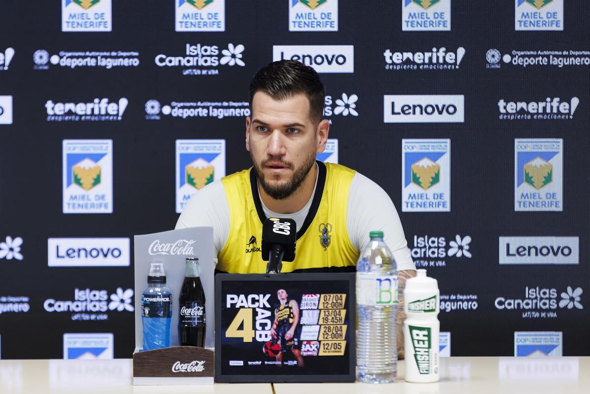 Fran Guerra comparece en sala de prensa.