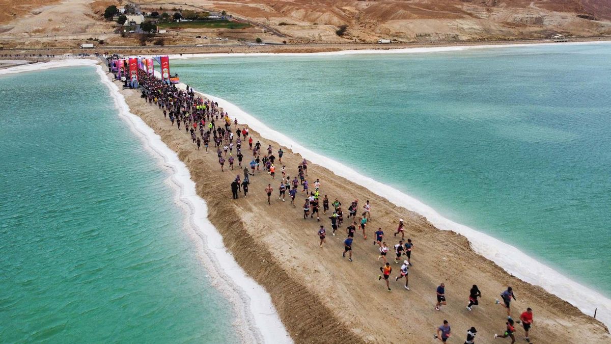 Ein Bokek (Israel), 07/02/2025.- Corredores en acción en el punto de partida de la 6ª Maratón del Mar Muerto en Ein Bokek, el Mar Muerto cerca de la frontera entre Israel y Jordania, Israel, el 07 de febrero de 2025. Según los organizadores, alrededor de 8.000 corredores participaron en la 6ª Maratón del Mar Muerto (Maratón, Jordania) EFE/EPA/ABIR SULTAN
