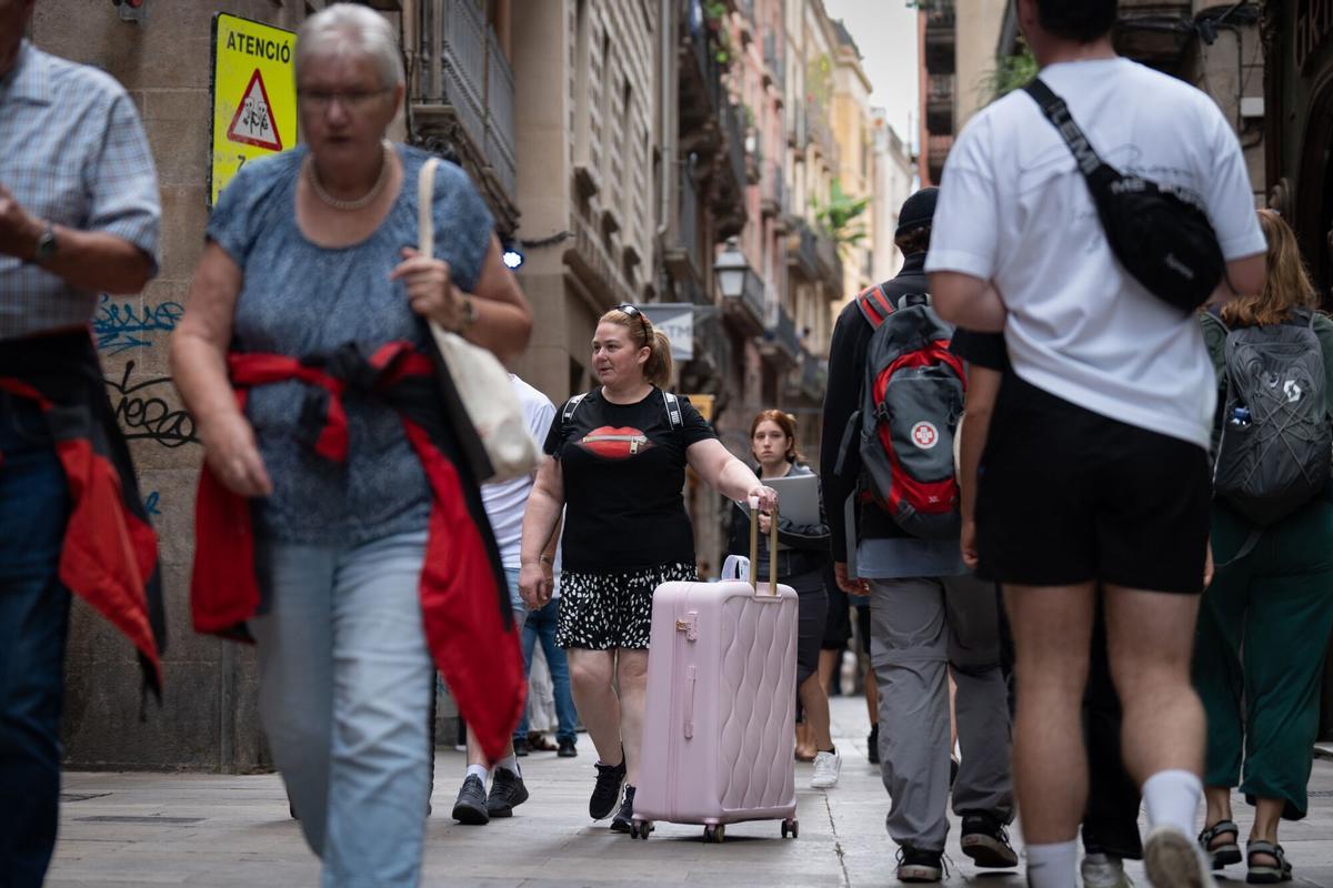17/09/2024 Varios turistas en el centro de Barcelona, a 17 de septiembre de 2024, en Barcelona, Catalunya (España). El teniente de alcalde de Economía en el Ayuntamiento de Barcelona ha defendido la decisión del gobierno municipal de extinguir los pisos turísticos en 2028, después de que este lunes el presidente de la Asociación de Apartamentos Turísticos de Barcelona (Apartur) señalase que las reclamaciones de responsabilidad patrimonial suman 1.000 millones de euros. CULTURA David Zorrakino - Europa Press