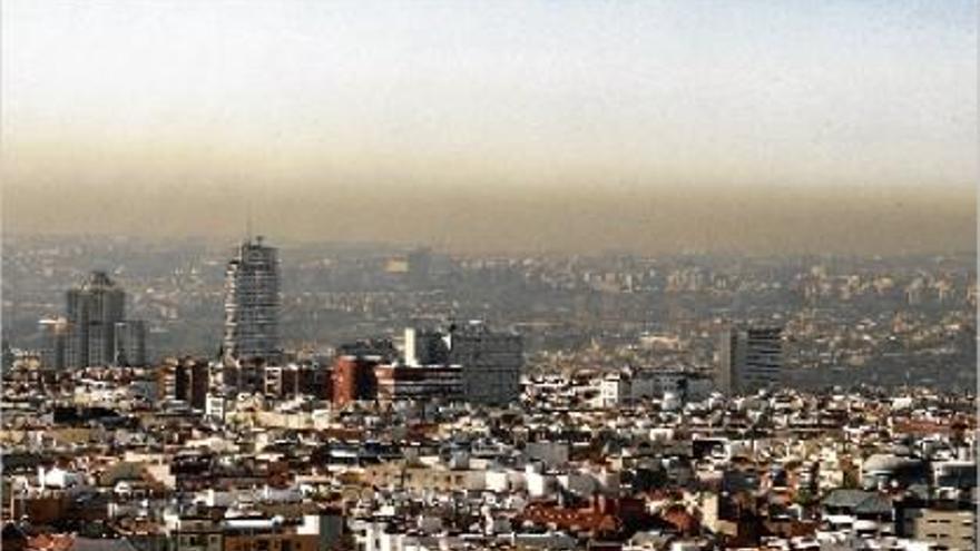 &#039;Boina&#039; de contaminació sobre el cel de Madrid, més visible a distància