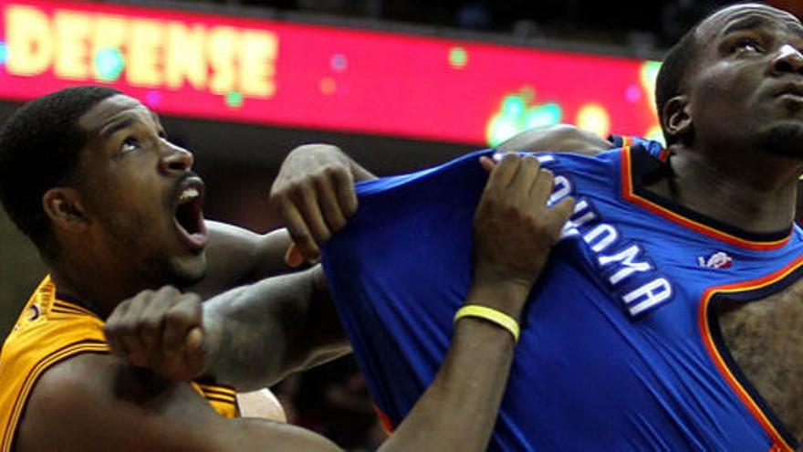 Ibaka, a la derecha, durante el partido.