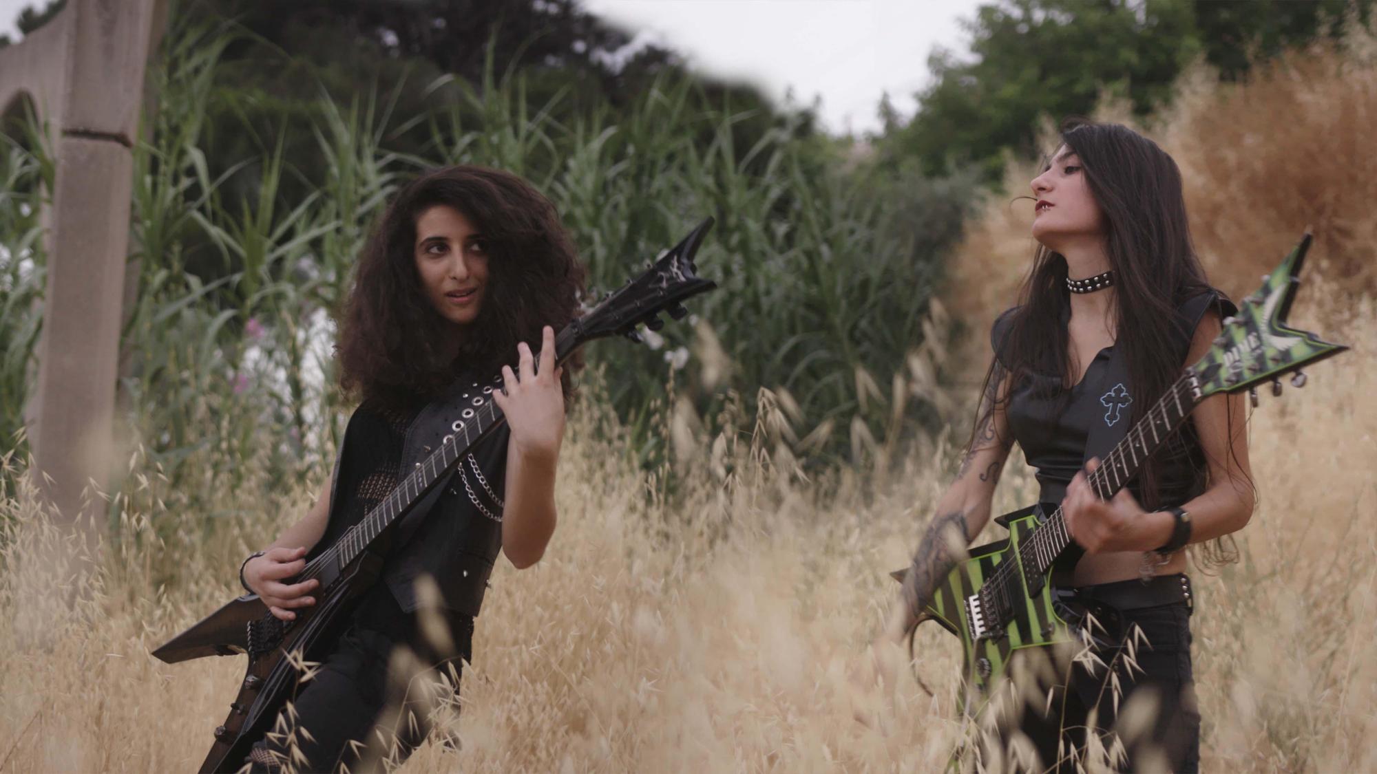 Una imagen de 'Sirens', documental sobre un grupo femenino de thrash metal libanés