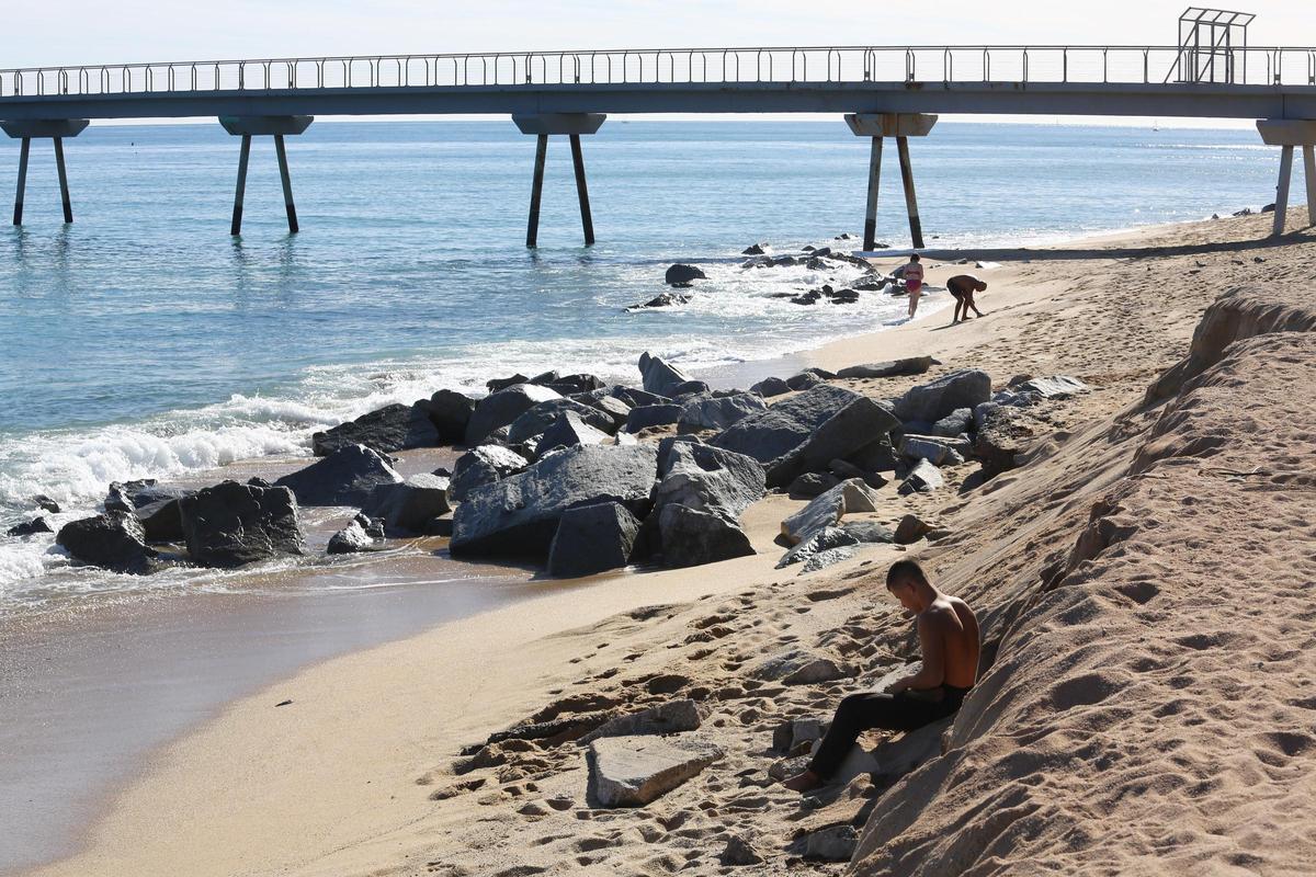 Algunas playas de Badalona pierden arena tras el temporal