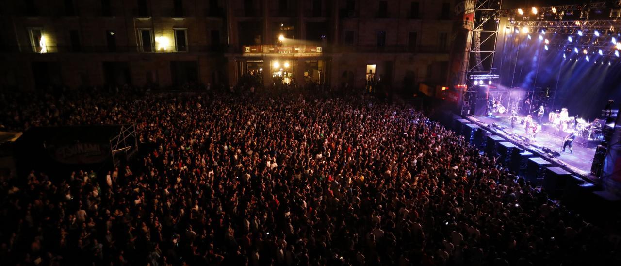 Un concierto organizado por Tsunami, en l patio de la laboral.