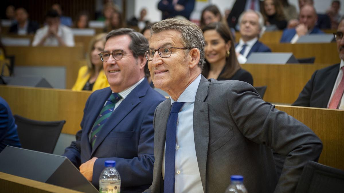 El presidente del PP, Alberto Núñez Feijóo y el presidente de la CEOE, Antonio Garamendi.