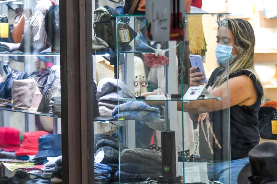 Comercios en la calle de Triana durante la campaña de Navidad y Reyes