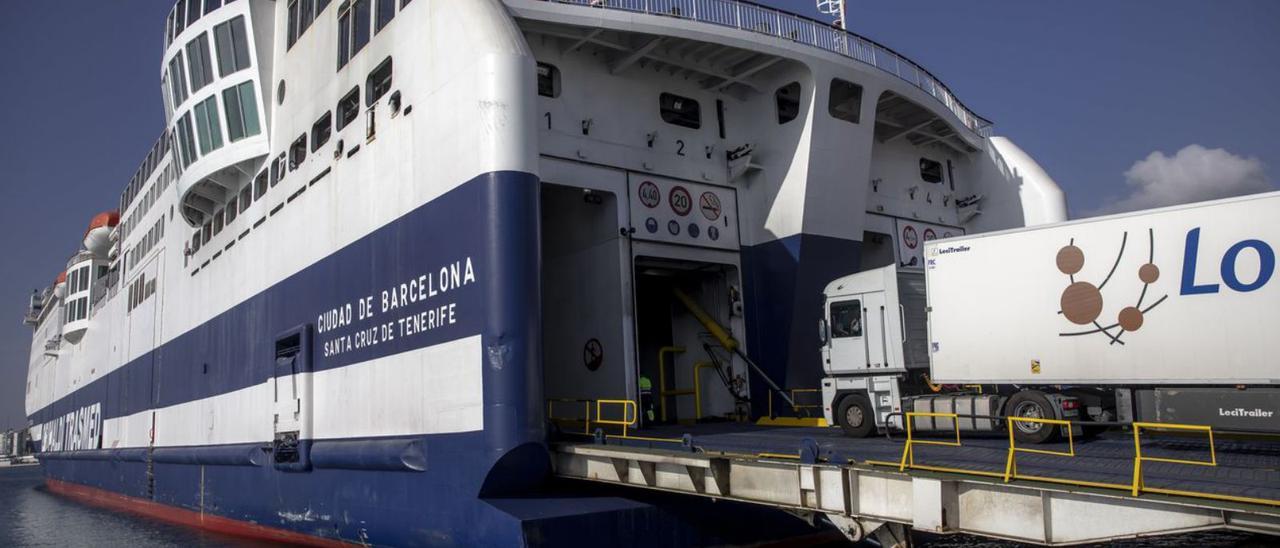 Eine Fähre der Reederei Grimaldi Trasmed im Hafen von Palma.