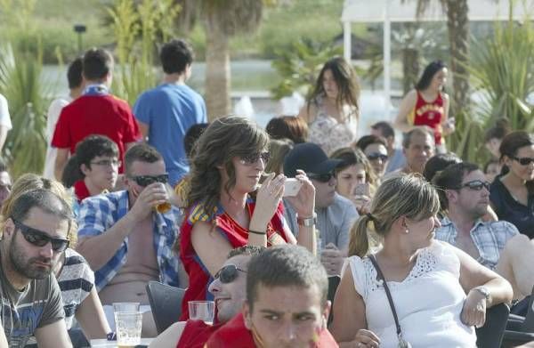 La afición zaragozana apoya a España en su debut en Las Playas