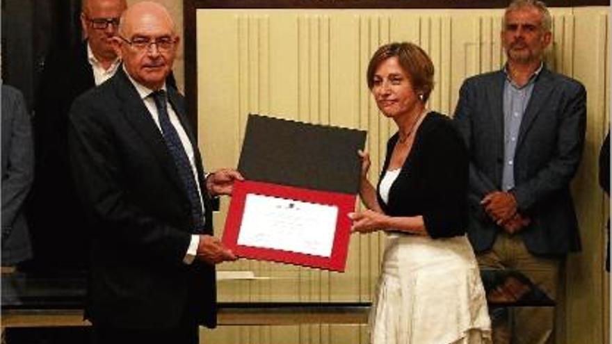 Carme Forcadell lliura a Miguel Ángel Gimeno el certificat de nomenament de director d&#039;Antifrau.