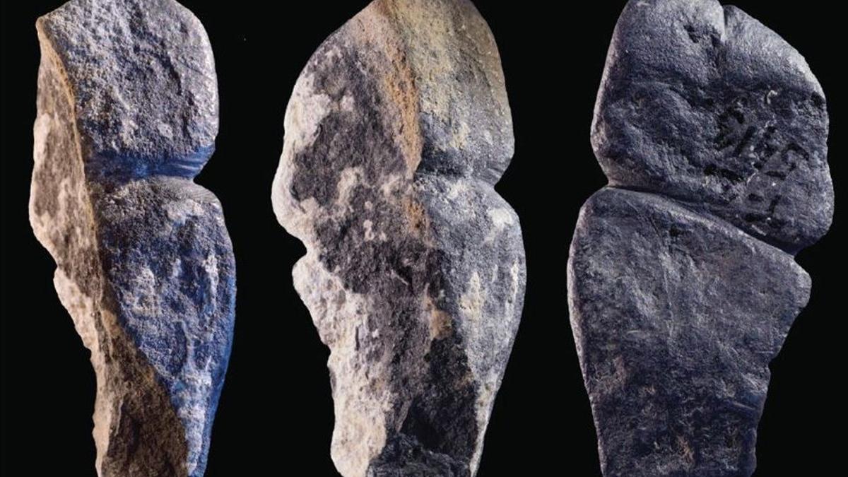 Colgante en forma abstracta de un falo descubierto en el sitio arqueológico de Tolbor-21