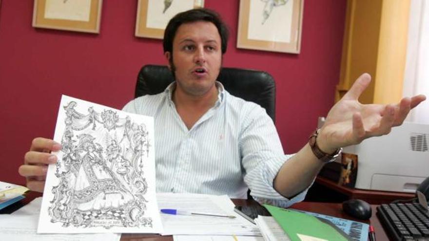 El concejal de Cultura muestra el diseño del anverso, con alusiones a La Vespra y la imagen de la Virgen yacente.