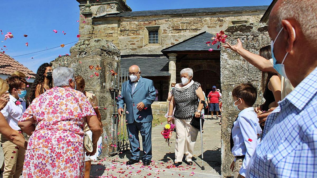 A la izquierda, Francisco y Primitiva, en su boda. A la derecha, renuevan sus votos en Cernadilla. | A. S.