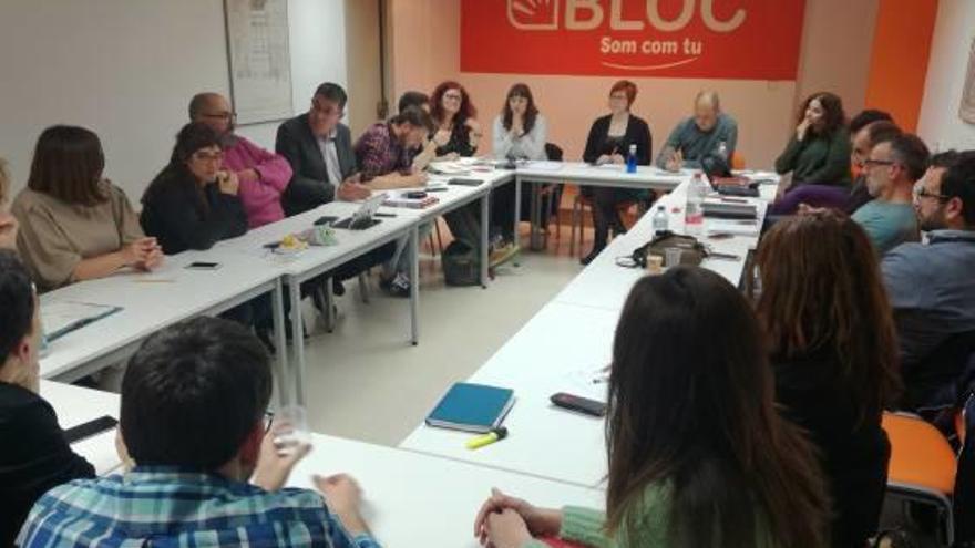 La Permanente del Bloc, reunida ayer, con Águeda Micó y Enric Morera, entre otros.