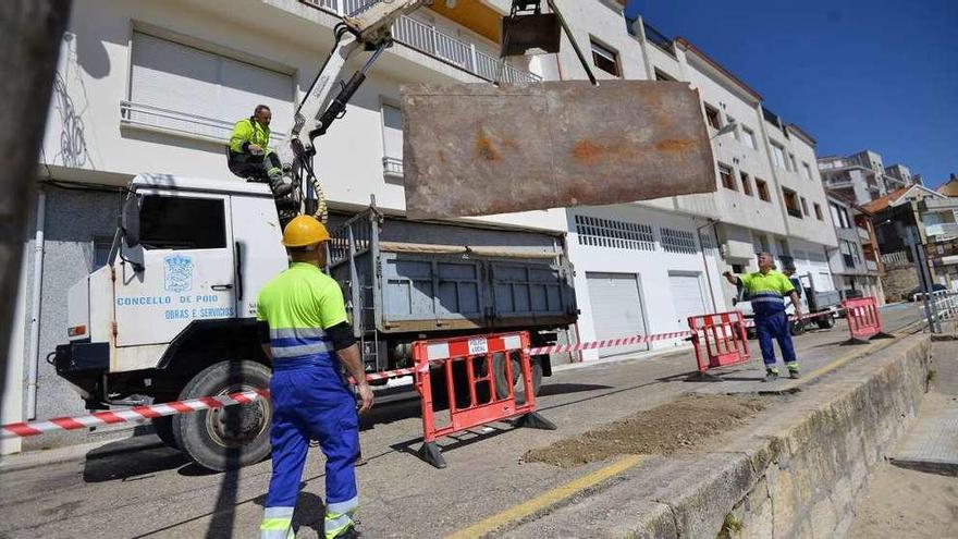 Operarios trabajando en el arreglo parcial del vial hace un par de semanas. // Gustavo Santos