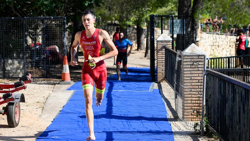 El atleta de Ontinyent Vicente Gandia triunfa  en el Triatlón de Antella