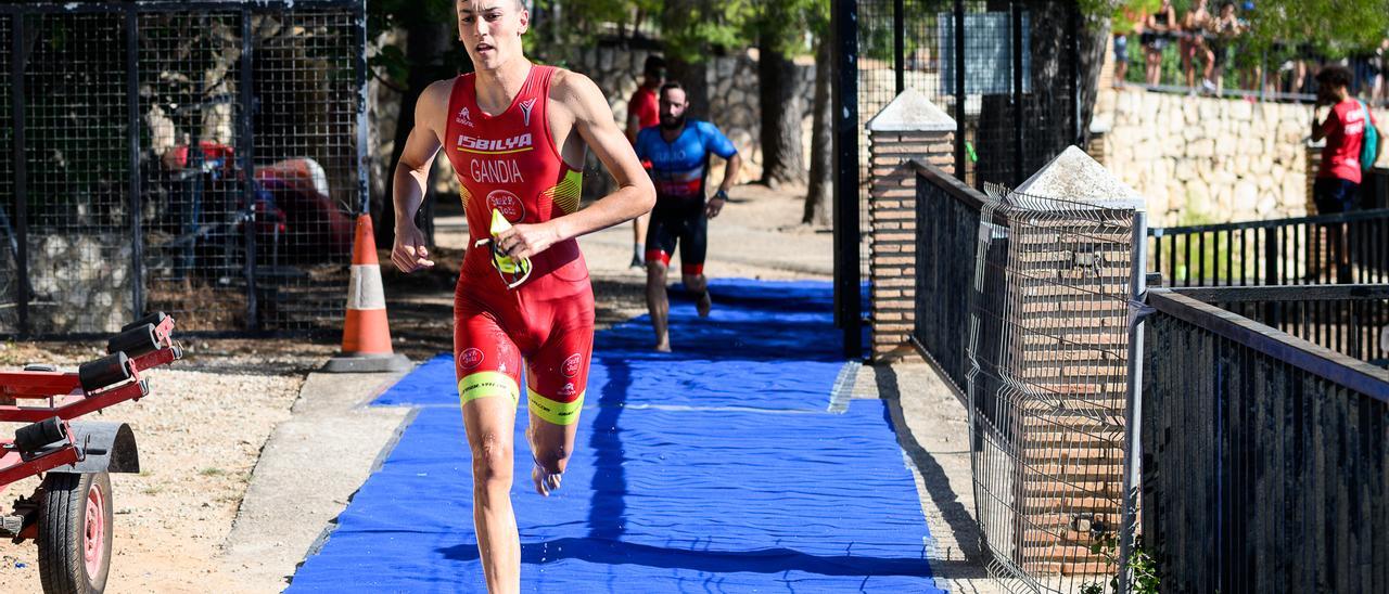 Vicente Gandia Revert, después de la prueba de natación y antes de entrar en boxes.