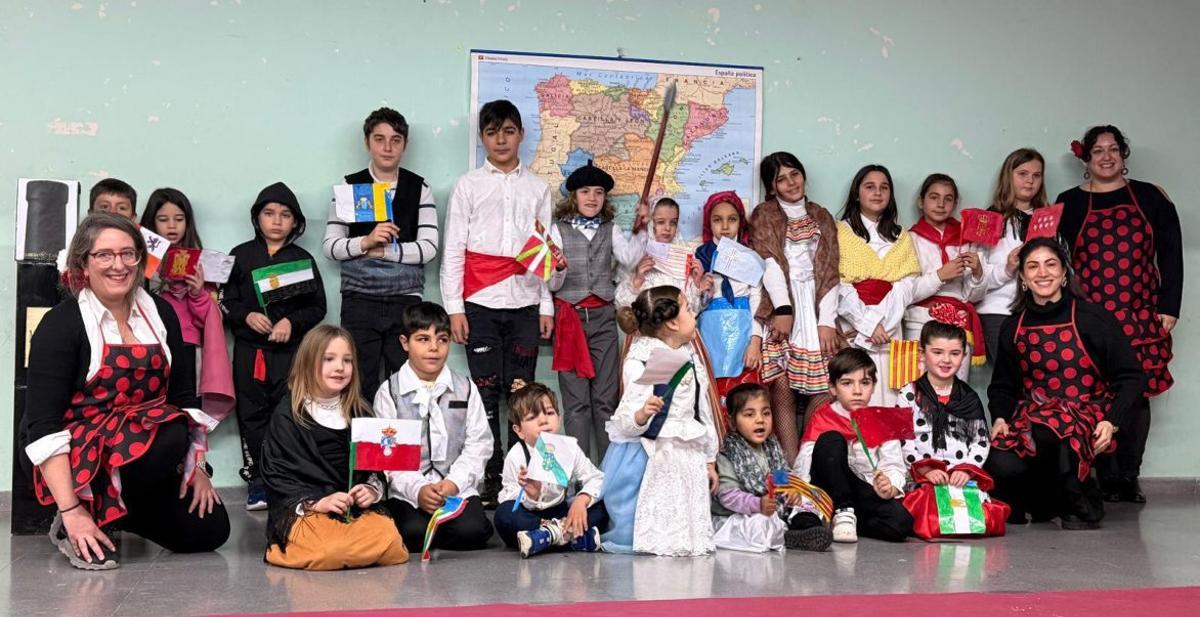 Los niños y niñas del CEIP San Blas de Villanueva de Huerva se vistieron con trajes regionales.