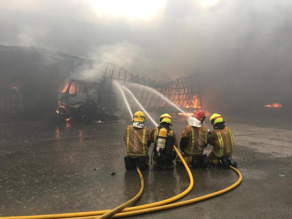 Espectacular incendio declarado en un polígono industrial de Crevillent
