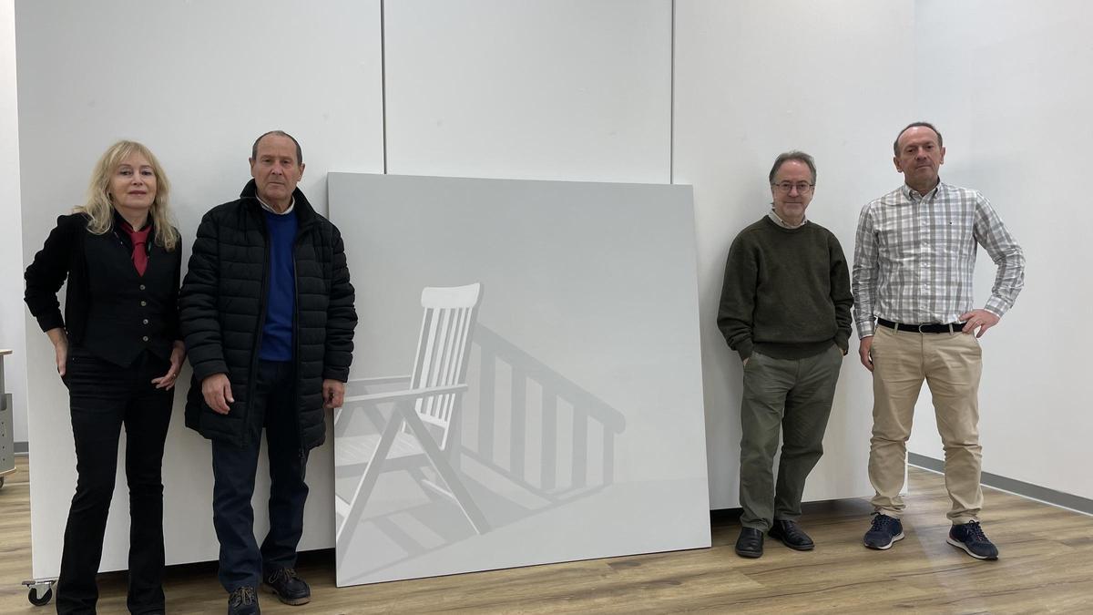 María Braña, Luis Repiso, Luis Feás y Guillermo Simón, con la obra ganadora en el centro, este martes, en Villaviciosa.