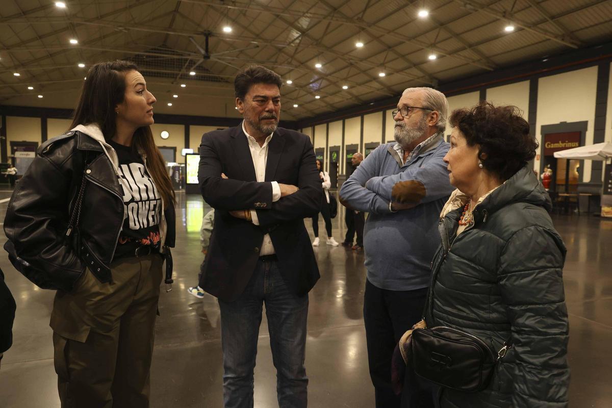 Recibimiento en la estación de tren de Alicante al equipo de Ilia Topuria, campeón de la UFC.
