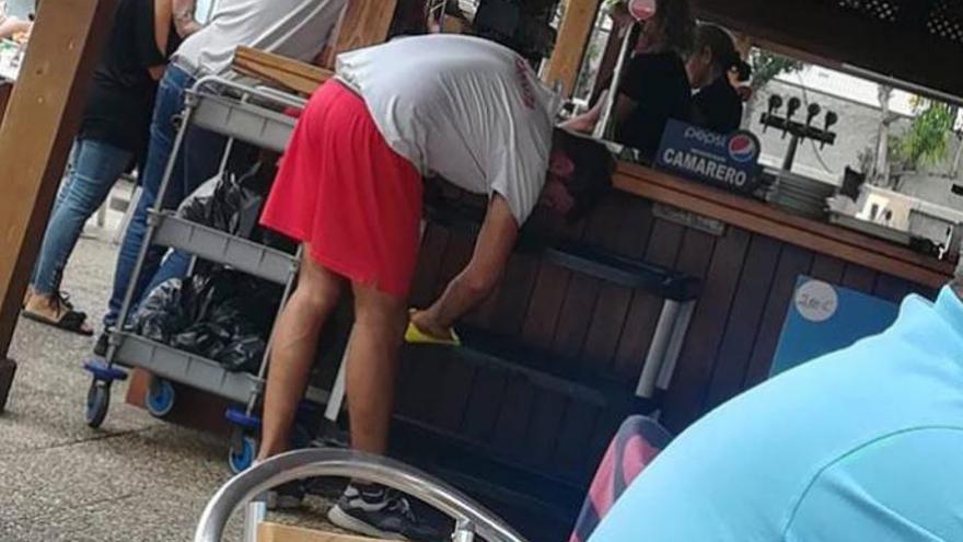 La imagen viral de un socorrista en activo haciendo labores de camarero en Gran Canaria