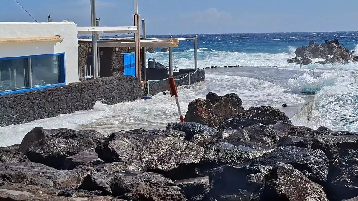El oleaje de la borrasca Therese golpea Playa Chica y daña el muro junto al parking en Puerto del Carmen