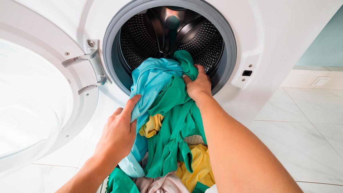 Dar la vuelta a la ropa en la lavadora: el simple gesto que la deja como nueva 8sobre todo a la de color)