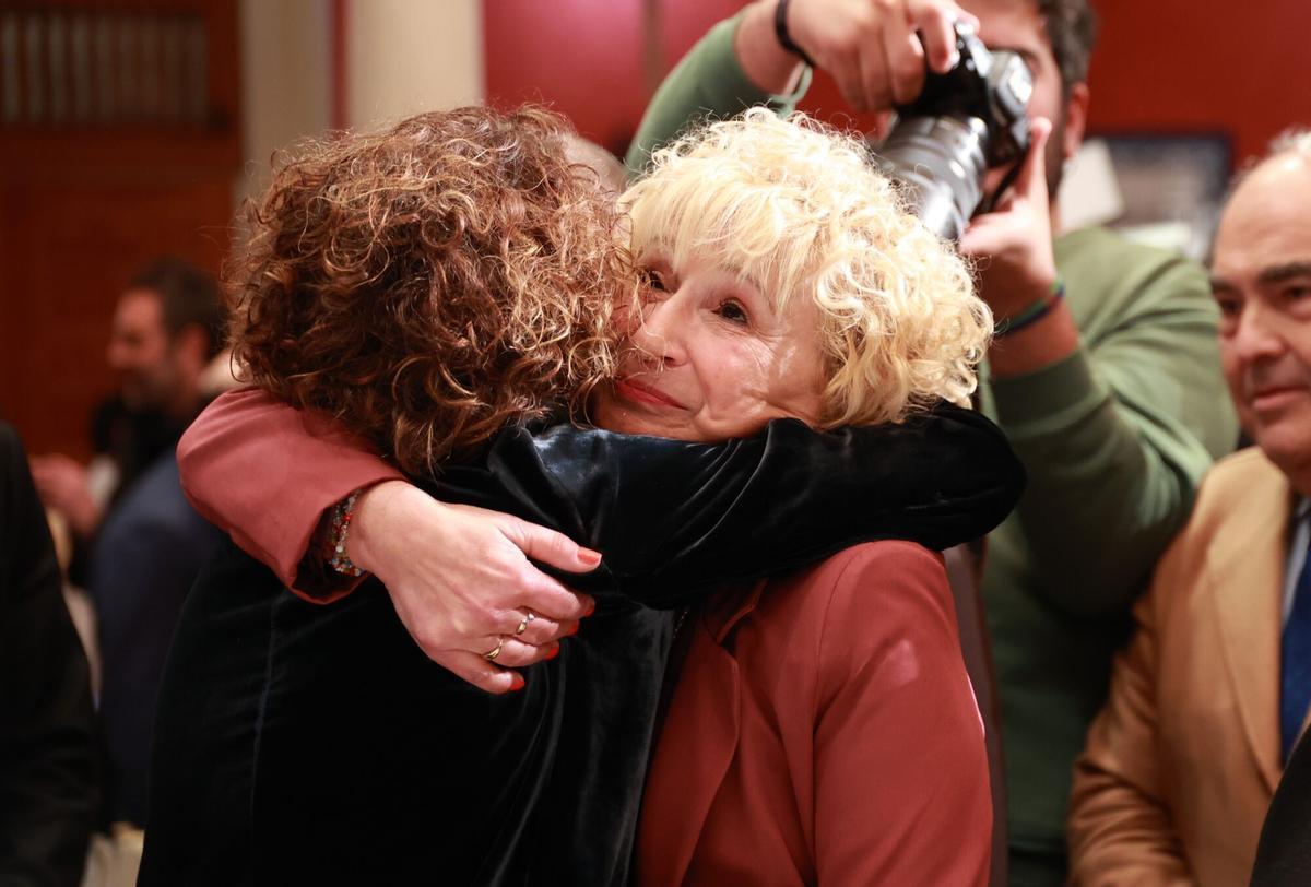 La vicepresidenta primera del Gobierno y ministra de Hacienda, María Jesús Montero, saluda a la presidenta de AMAMA, Ángela Claverol.