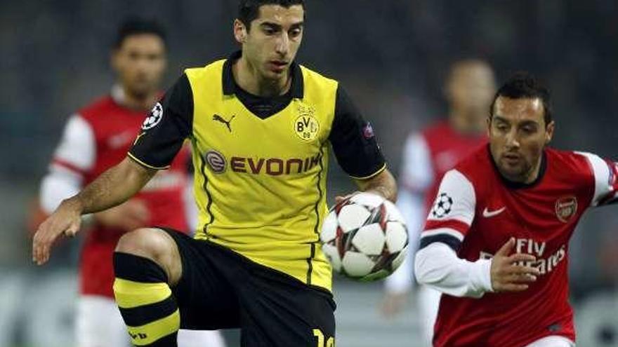 Mkhitaryan, con el Borussia Dortmund, en 2013, disputa un balón a Cazorla, entonces en el Arsenal.