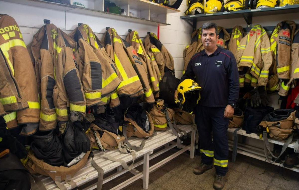 El alcalde de Sant Climent, Isidre Sierra, muestra a EL PERIÓDICO el vestuario de los bomberos voluntarios.