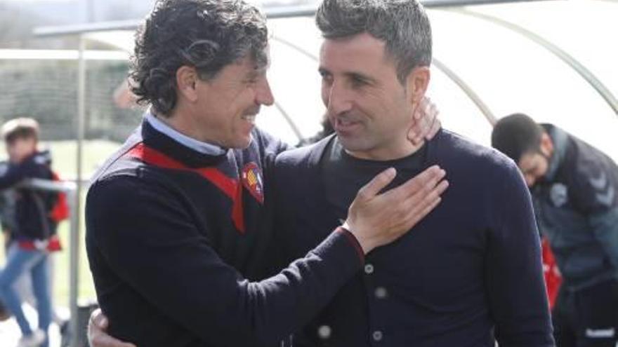 Raúl Garrido i Òscar Álvarez se saluden abans del partit.