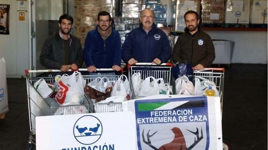 La Federación Extremeña de Caza dona 300 kilos de comida a la Fundación Banco de Alimentos de Badajoz