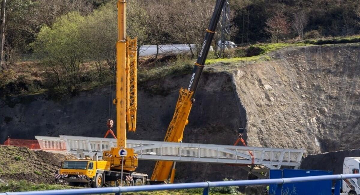 Últimos pasos en la instalación del nuevo viaducto peatonal entre Milladoiro y A Rocha