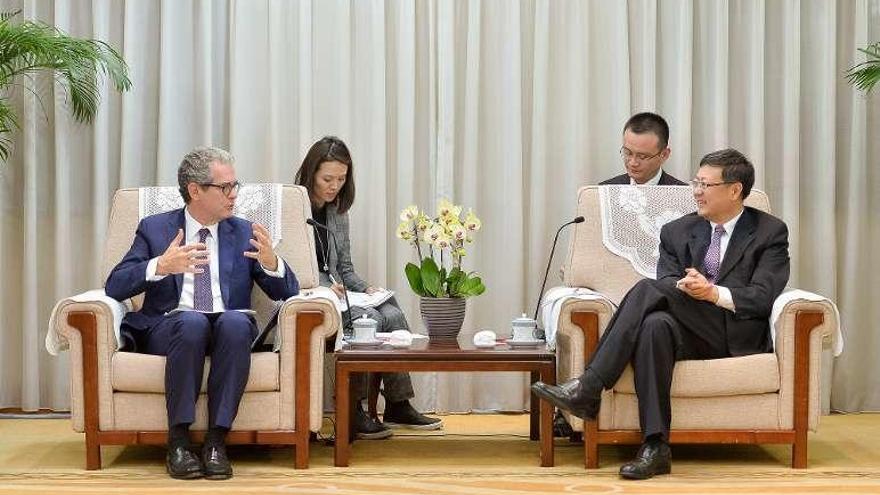 El presidente de Inditex y el ministro de Protección Medioambiental, durante su reunión en China. // FdV