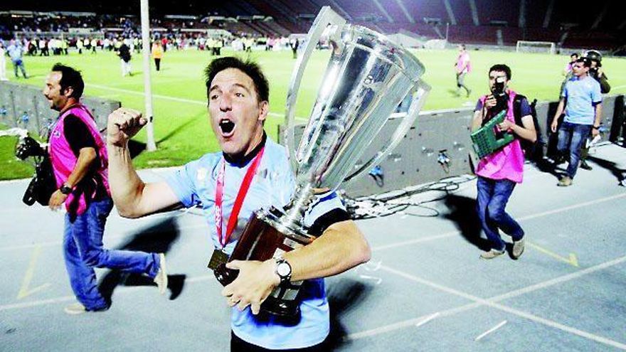 Eduardo Berizzo sostiene uno de los trofeos que ganó en Chile en su reciente etapa al frente del banquillo de O&#039;Higgins.