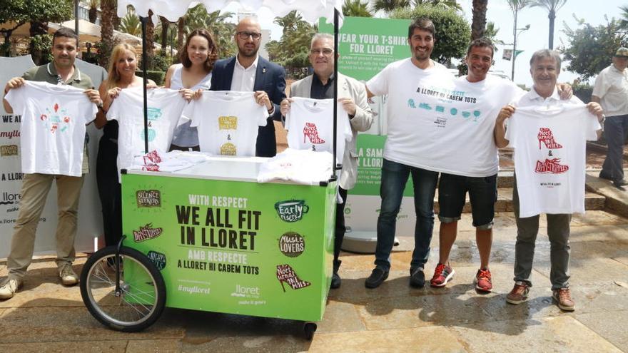 Representants de diferents sectors turístics i l&#039;alcalde de Lloret de Mar amb la samarreta de la campanya de civisme