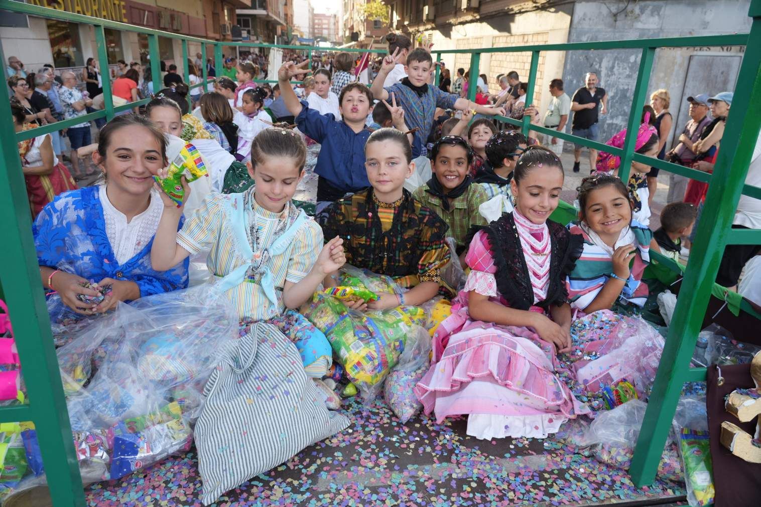 El Grau da inicio a las fiestas de Sant Pere con pólvora, bous y música