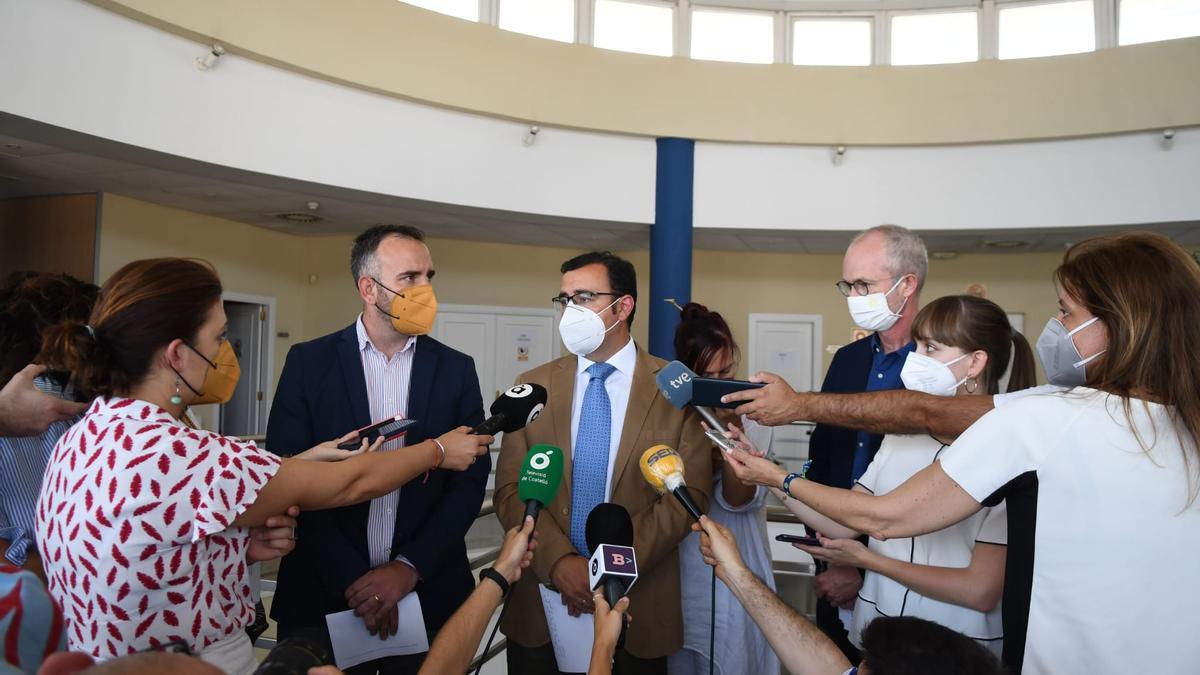 Simó y Gómez explicaron el proyecto para continuar la búsqueda.