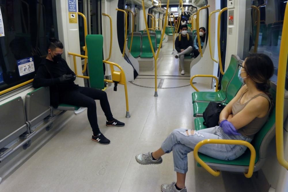 Medidas de seguridad y reparto de mascarillas en el metro de Málaga.