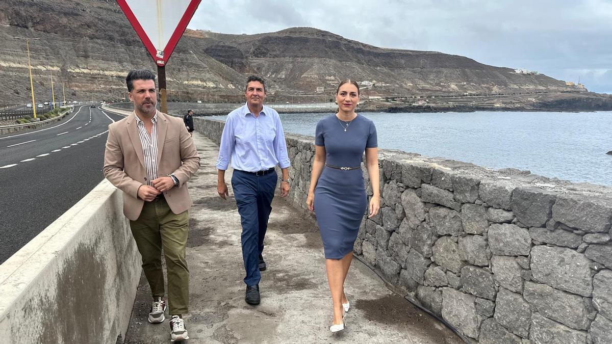 David Suárez, Julio Rodríguez y Vidina Cabrera, en el paseo entre la escultura de El Atlante y Costa Ayala