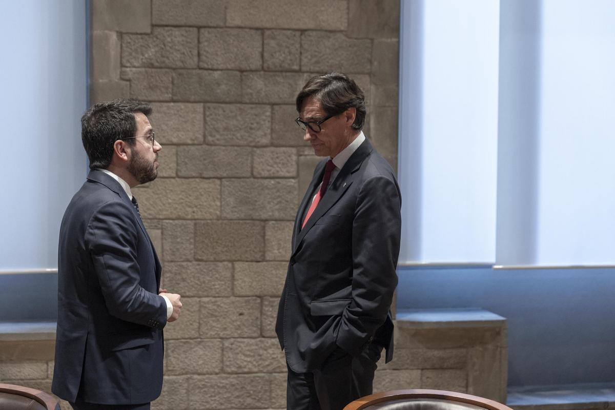 El ’president’ Pere Aragonès y el líder del PSC, Salvador Illa, durante la firma del acuerdo de presupuestos