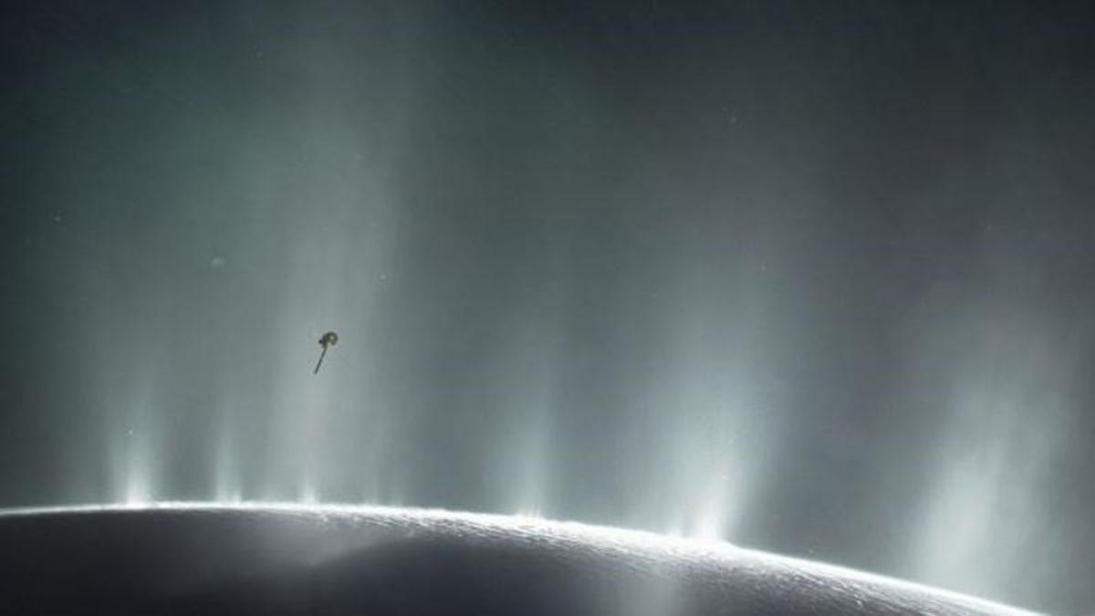 VIDA EXTRATERRESTRE | Encélado, la luna de Saturno, podría acercarnos a la vida extraterrestre: sus columnas esconden pistas que podrían delatarla