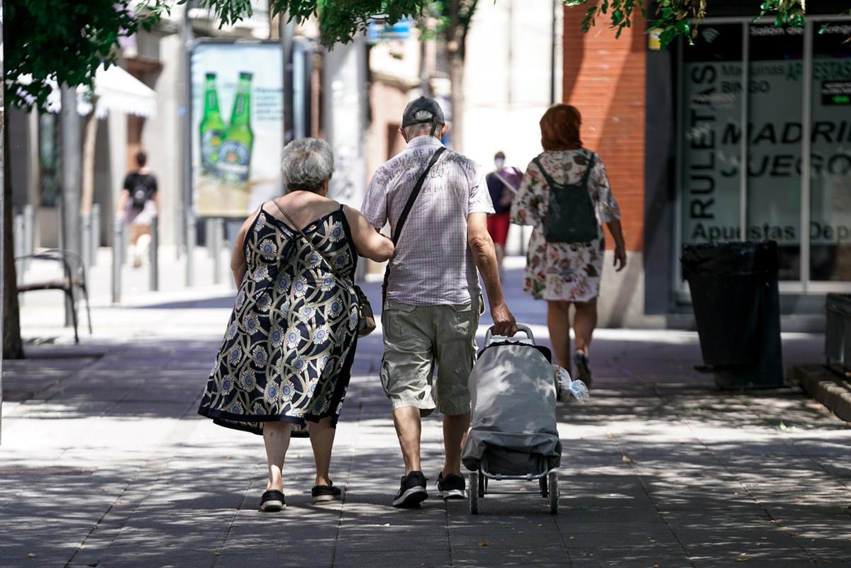 Archivo - Una pareja de pensionistas por las calles de Madrid