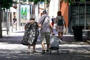 Archivo - Una pareja de pensionistas por las calles de Madrid