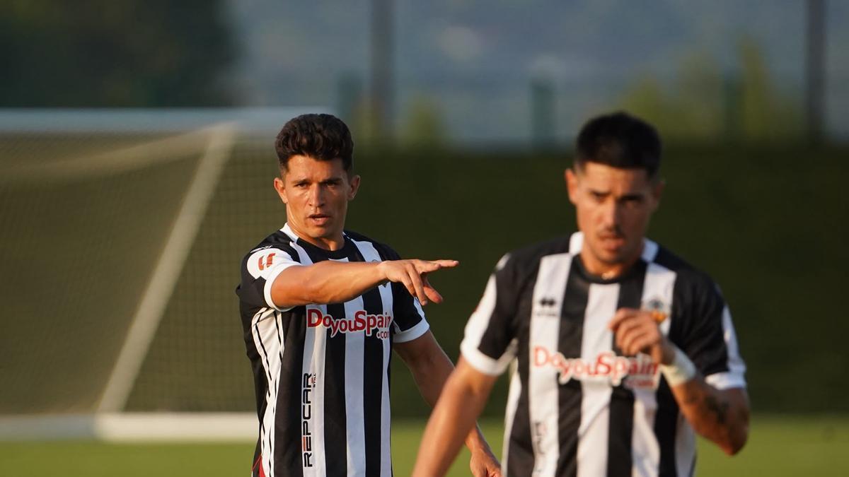 Juanjo Nieto dirigiéndose a un compañero durante uno de los amistosos de pretemporada