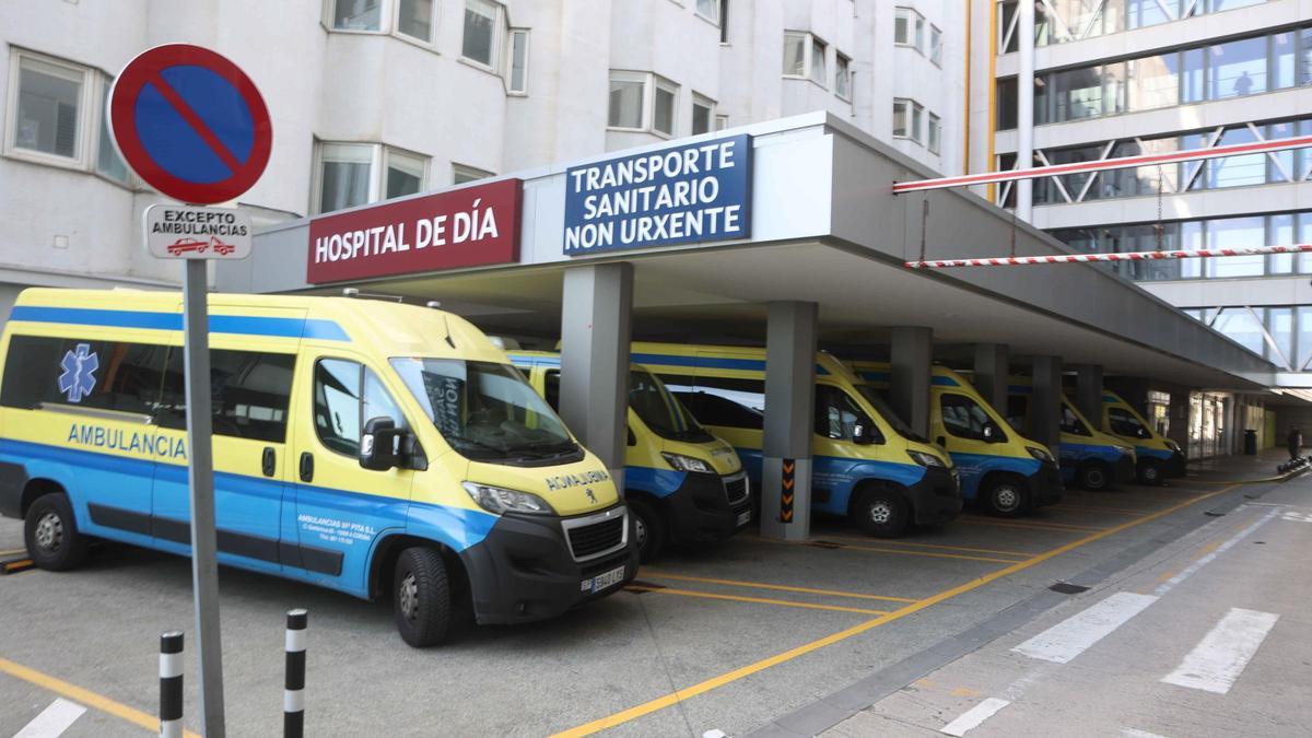 Ambulancias apostadas junto al hospital de A Coruña