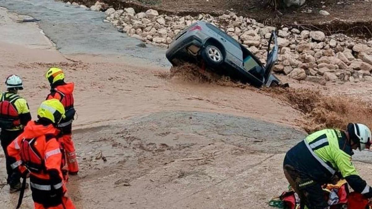 Bomberos de la Diputación intervenen en una jornada marcada por la alerta naranja por vientos y precipitaciones.