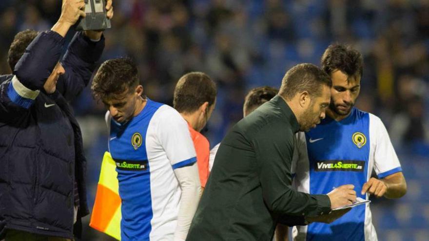 Tevenet habla con Dalmau durante el partido ante el Villarreal B